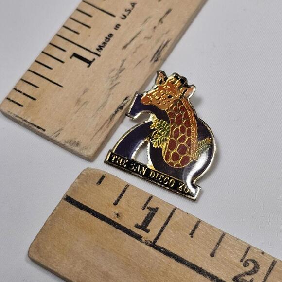 Vintage Collectible Pin: The San Diego Zoo 70 Year Anniversary Giraffe Design - Picture 2 of 3